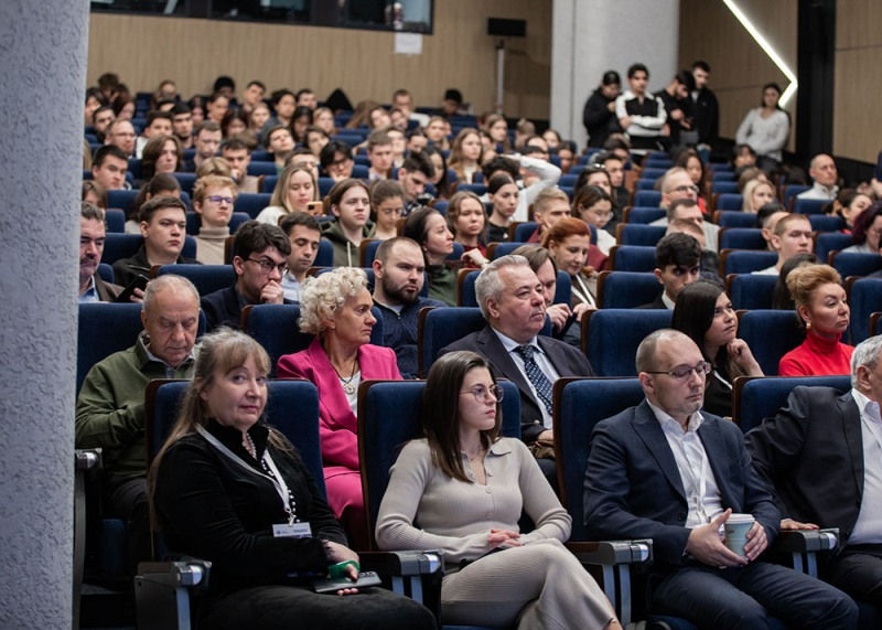 ИИ-визионеры, междисциплинарные компетенции и&nbsp;оптимизация посика: цифровизацию туризма обсудили в&nbsp;РУДН